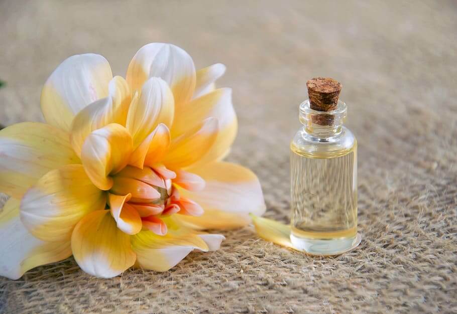 Natural cosmetic perfume oil with flower